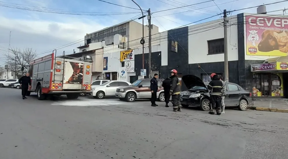 Susto en pleno centro de Viedma: un auto comenzó a prenderse fuego y actuaron los bomberos