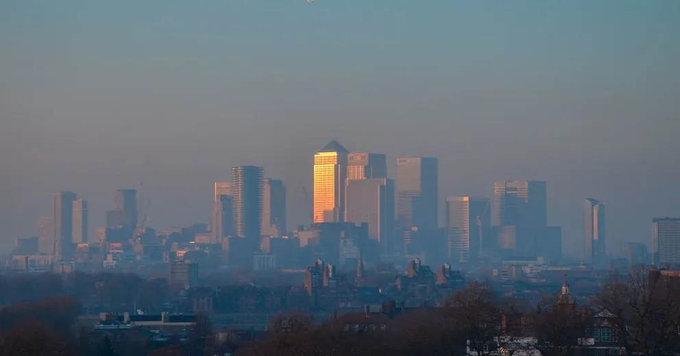 Vinculan la contaminación atmosférica con mayor uso de servicios de salud mental en personas con demencia