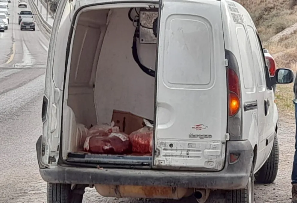 Inspectores y policías secuestraron mondongo y vísceras de una camioneta no habilitada