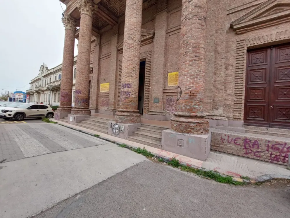 Pintadas de protesta en la Catedral de Viedma