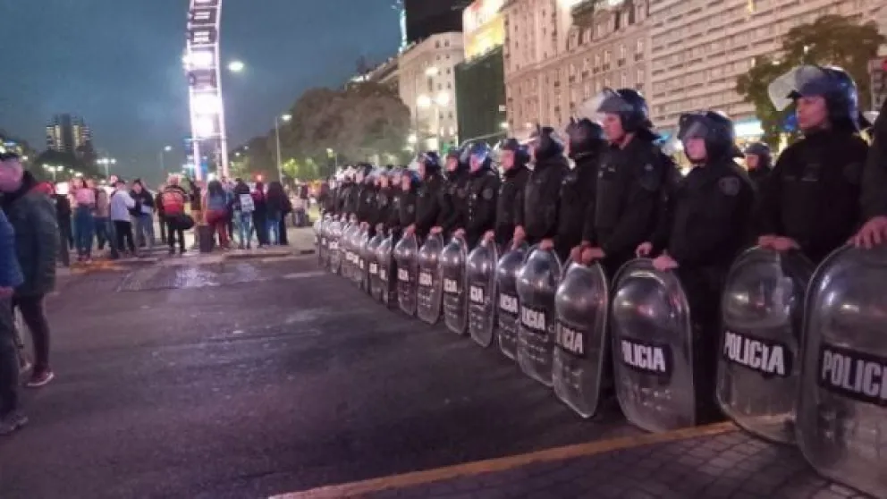 Murió un manifestante tras ser arrestado por la Policía en el Obelisco