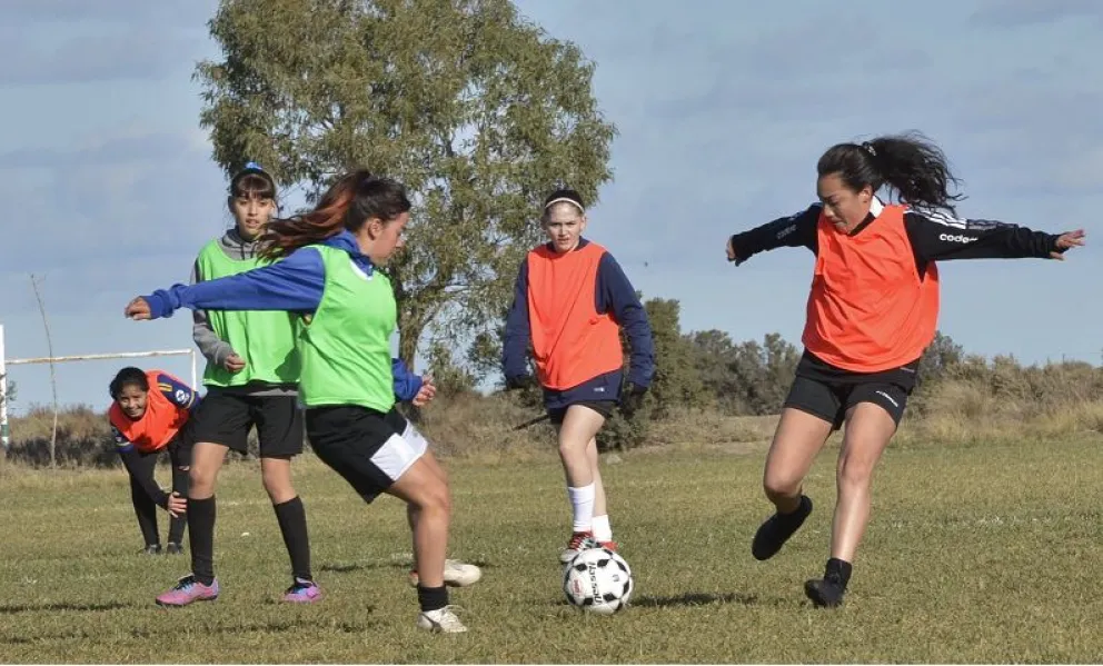 Más de 50 niñas participaron del selectivo de fútbol rionegrino