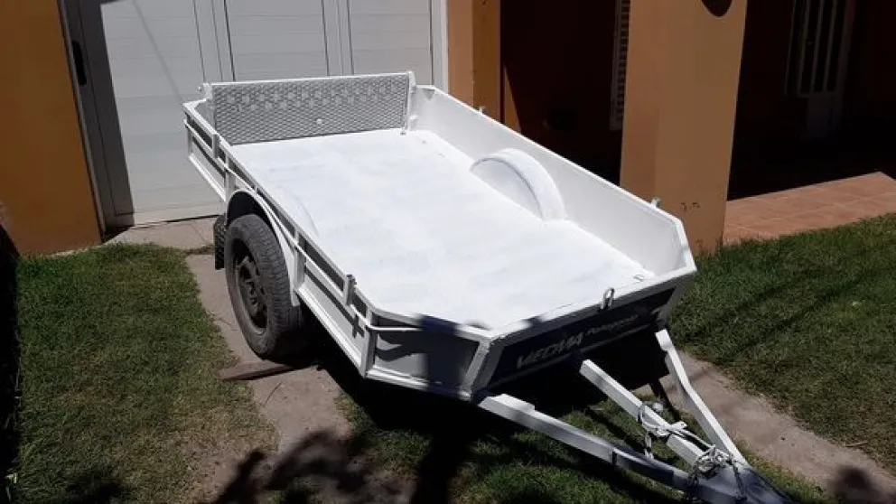 Robo del carro III: salió basura desde abajo de la alfombra