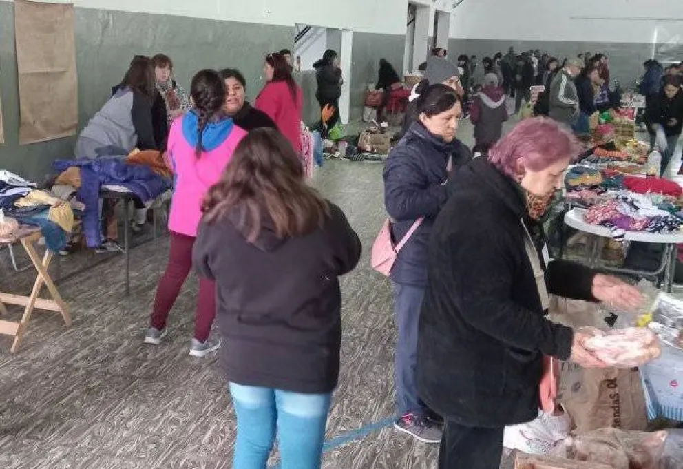 Ante la crisis, cada vez más personas se suman al trueque, una suerte de feria, pero en la que no se maneja dinero, solamente el intercambio de mercadería. Foto: archivo 