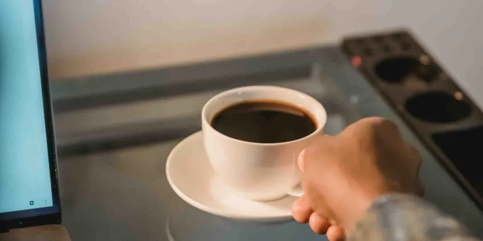 Las razones ocultas detrás de la recomendación de no tomar té o café en los aviones