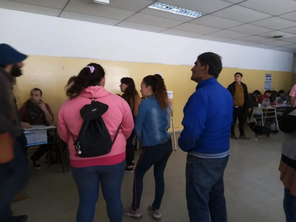 Día soleado y a la espera de un mayor aumento del caudal de votantes en Viedma