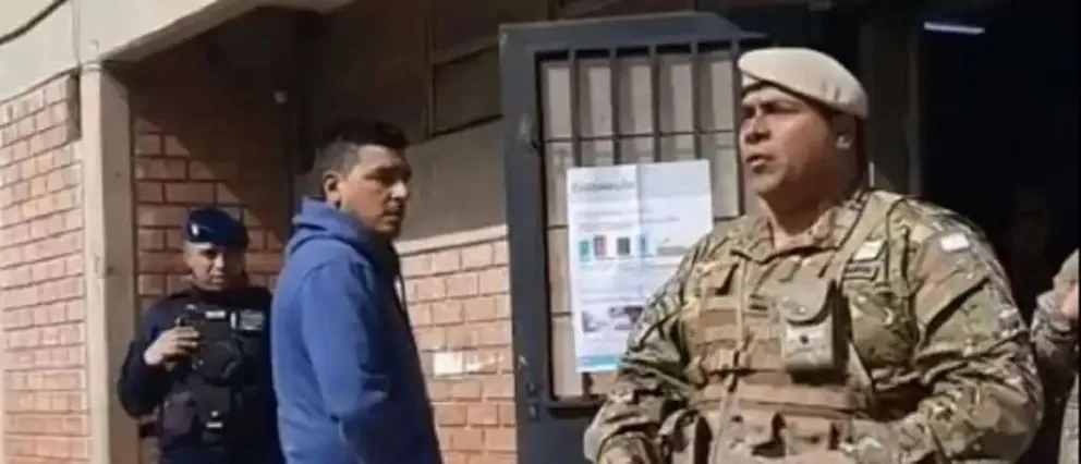 Video: en una escuela se quedaron sin boletas de Milei y un gendarme llamó a votar en blanco