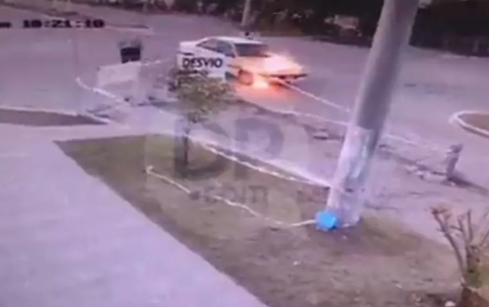 Video: el incendio de un auto en marcha causó pánico 