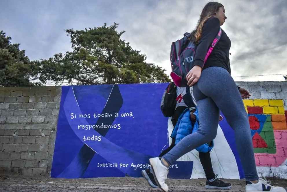 Mujeres Autoconvocadas pintan un mural en memoria de Agostina Jalabert