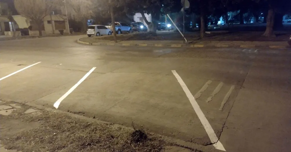 Viedma con nuevos lugares para estacionar hasta sobre los lomos de burro
