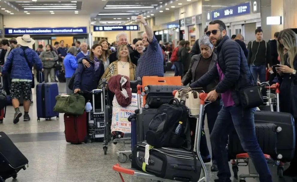 Continúa el caos en los aeropuertos: miles de pasajeros varados por el paro de maleteros