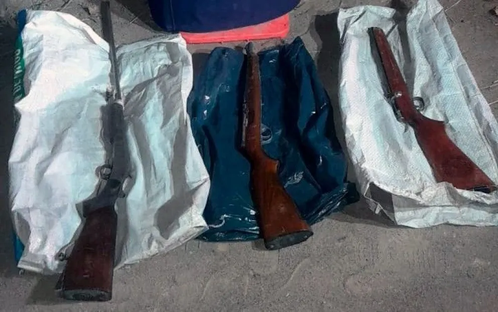 Misteriosa aparición de armas abandonadas en una zona rural 