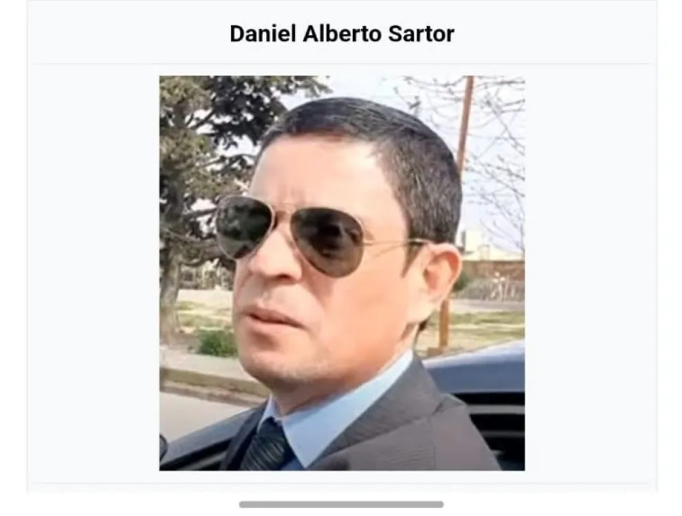 Buscás a Daniel Sartor en Wikipedia y te aparece la foto del fiscal González Sacco