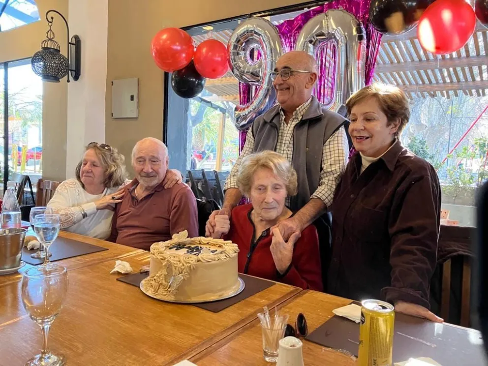Fiesta sorpresa para los 90 años de Velia Salicioni