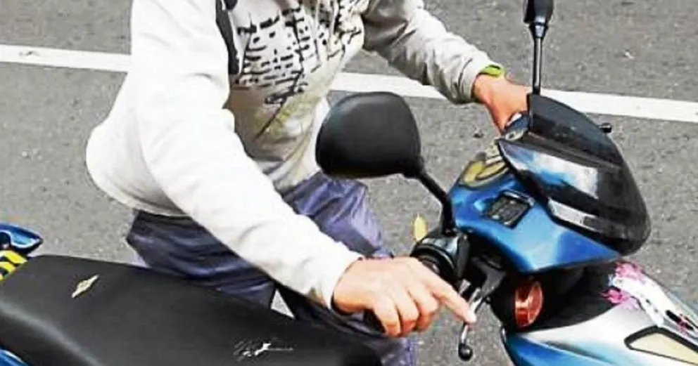 Frenó dos minutos en el centro y se quedó sin moto