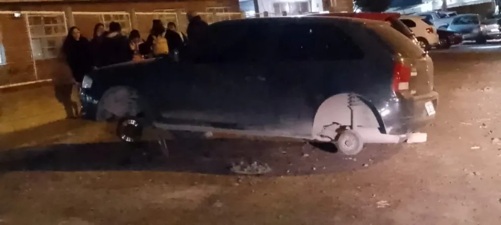Ya ni estudiar se puede: le robaron las ruedas al auto de una estudiante de colegio nocturno