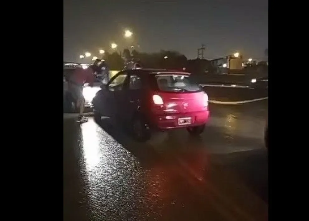 Bajo la intensa lluvia dos automovilistas chocaron de frente 