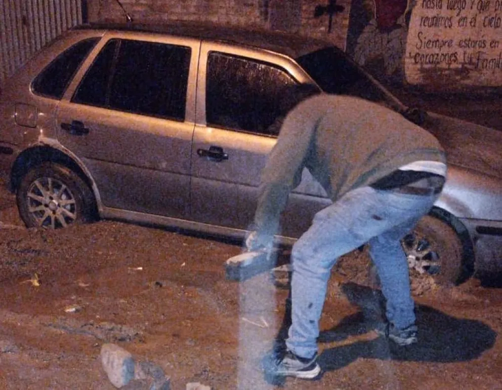 Transitando por una calle de Viedma, un pozo le tragó el auto: la odisea del vecino para poder sacarlo  