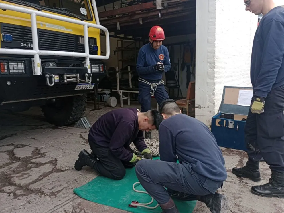 Bomberos capacitaron a aspirantes de la Escuela de Cadentes de Viedma: qué trabajo realizaron