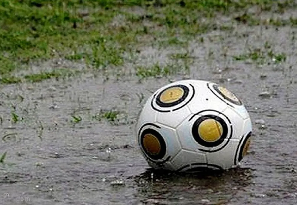 La lluvia “pateó” la definición del fútbol barrial viedmense y maragato
