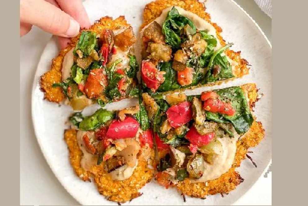 Probá esta pizza vegana de zanahoria y hummus con base crujiente