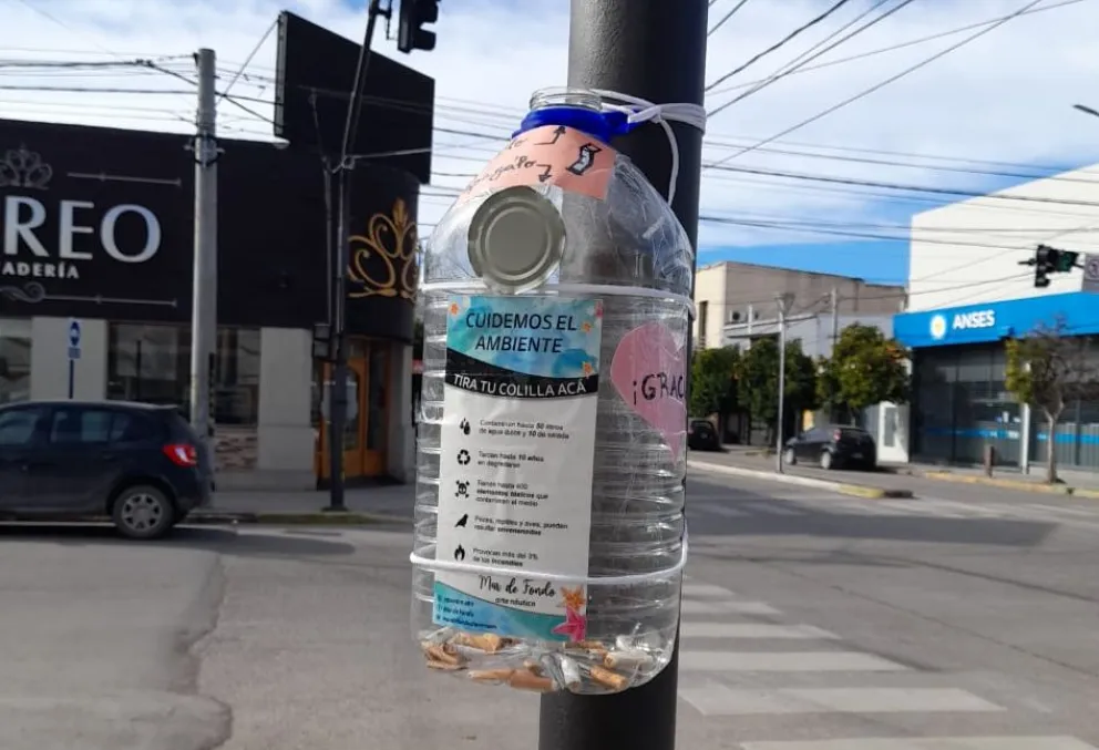 Batalla personal: una vecina evita que las colillas de cigarrillo lleguen al río Negro