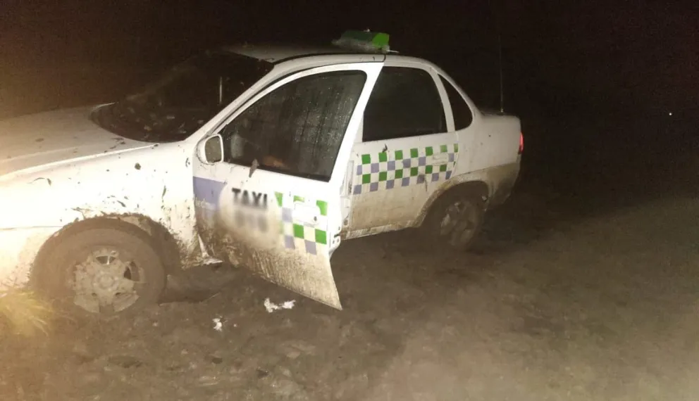 Se quedó encajado con el taxi y está pidiendo auxilio desde la madrugada