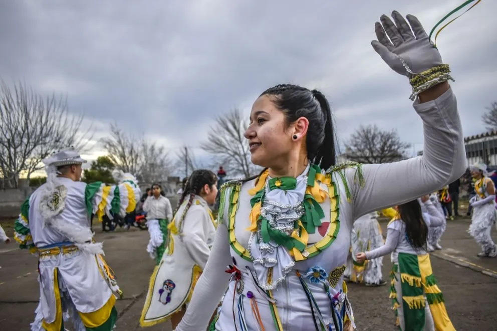 A pura percusión y ritmo murguero, el barrio San Martín celebró sus 54 años 