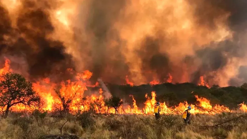 Córdoba: bomberos combaten cinco focos de incendios y hay varias familias evacuadas