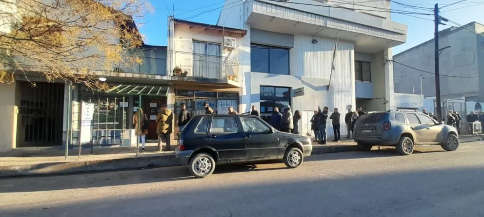 El estacionamiento medido arrancó mal y con largas filas para pagar