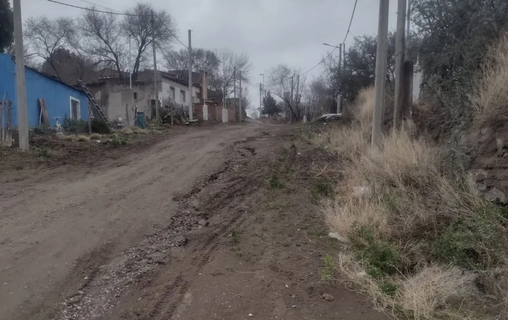 El referente vecinal planteó la necesidad de obras urgentes para evitar que el agua afecte las viviendas. Archivo.