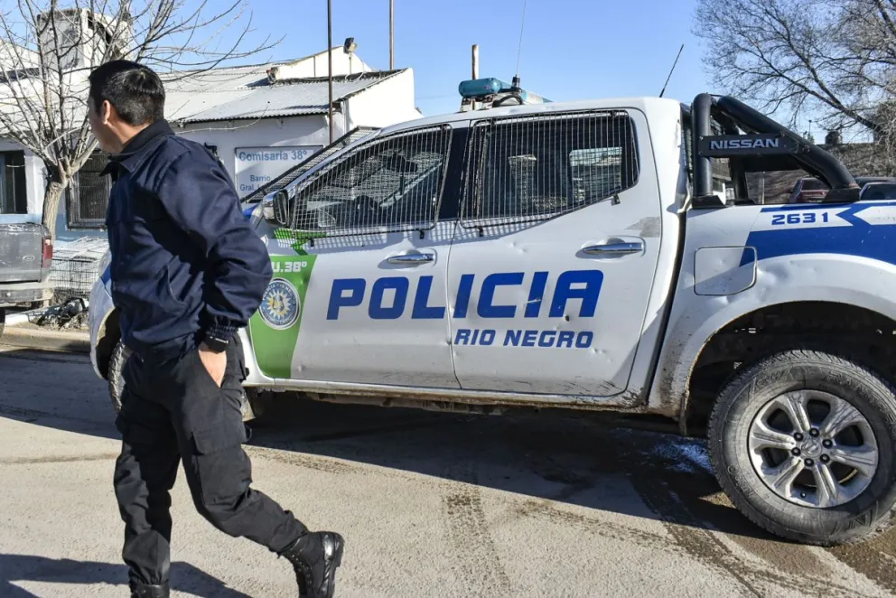 Un ladrón que estaba bajo vigilancia atacó y robó a una mujer