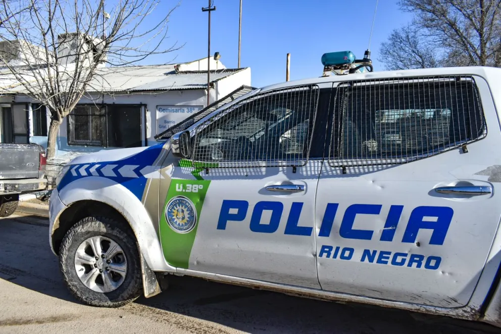 La mujer atacó al hombre con un cuchillo.