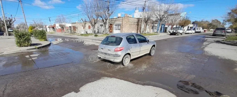 Se desbocaron las cloacas y varias calles del barrio Belgrano quedaron inundadas