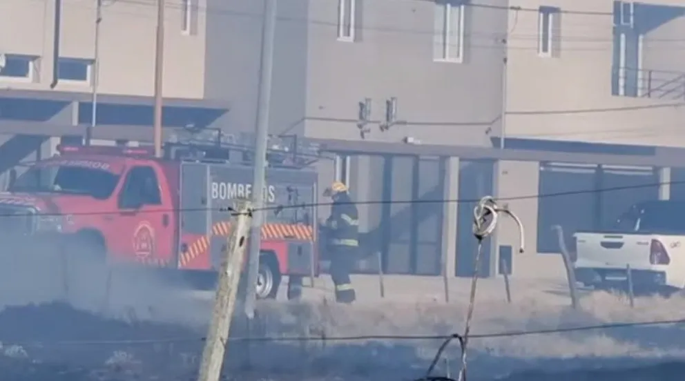 Un incendio de pastizales generó preocupación en los vecinos del barrio El Bañado