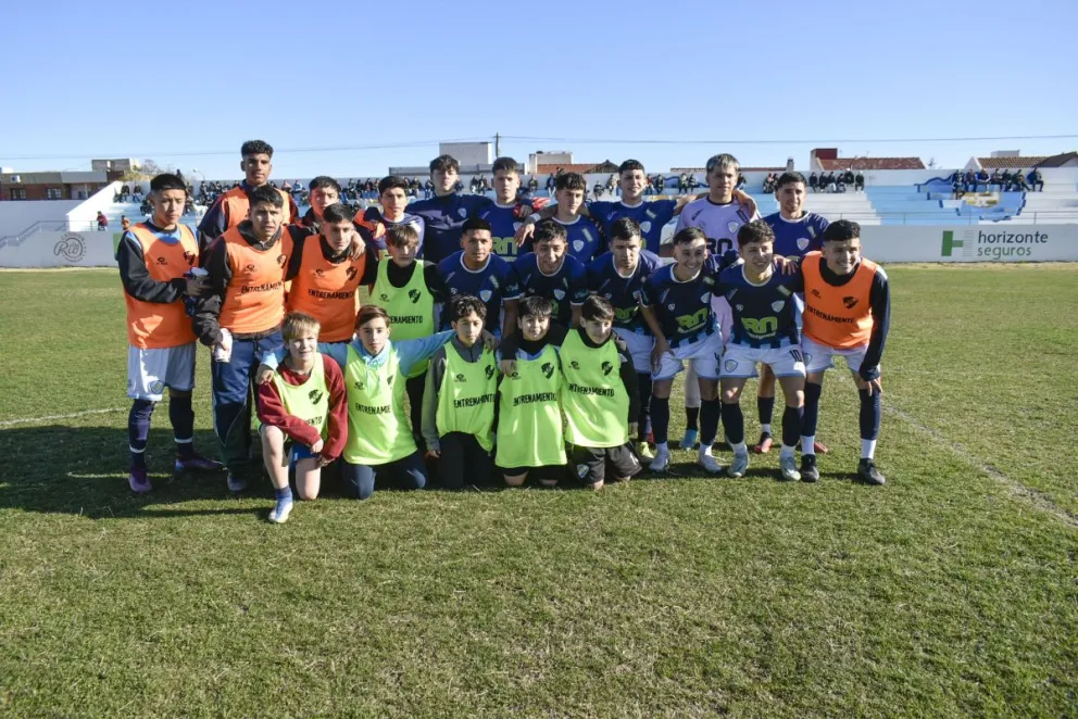 El dueño de la pelota: Rodrigo Paillalef marcó tres goles en la victoria de Sol de Mayo ante Villa Congreso