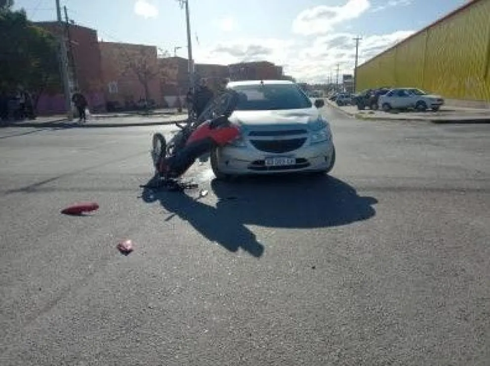 En espectacular choque una moto terminó arriba de un automóvil