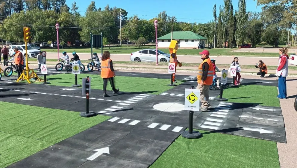 Se inician las actividades en el Parque Ferreira con la presentación del Parque Itinerante Sacha Viguera