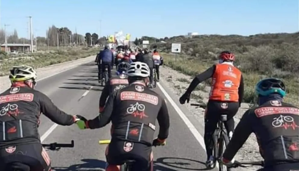 Un camionero criticó la procesión en bicicleta a Chimpay: “Mirá el quilombo de autos que hay”