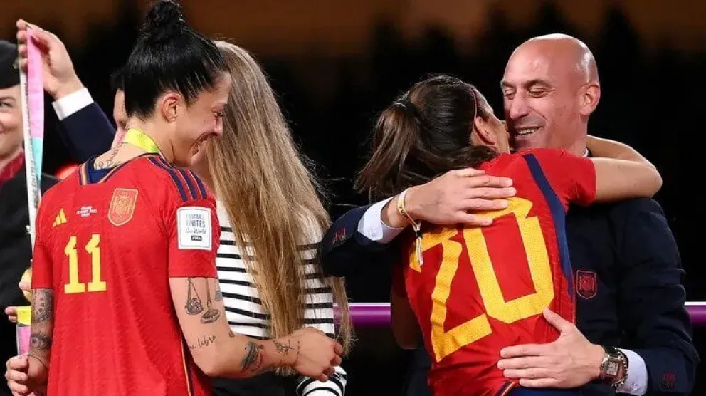 La FIFA suspendió a Rubiales y le prohibió todo contacto con Jenni Hermoso