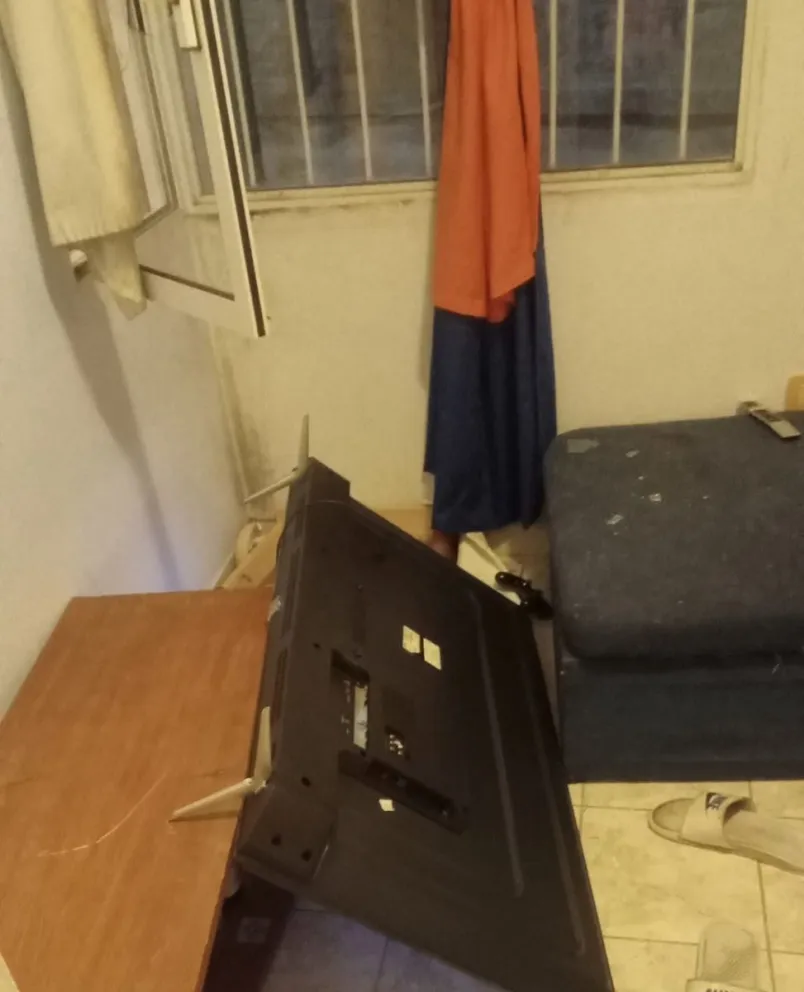 Les rompieron la ventana, patearon la puerta y robaron lo que estaba al alcance de la mano