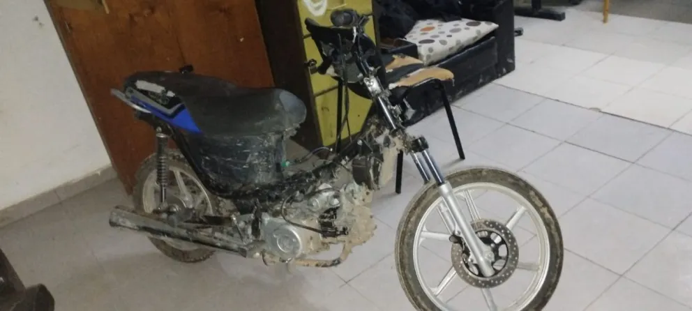 Andaba en una moto robada y terminó con los ganchos puestos