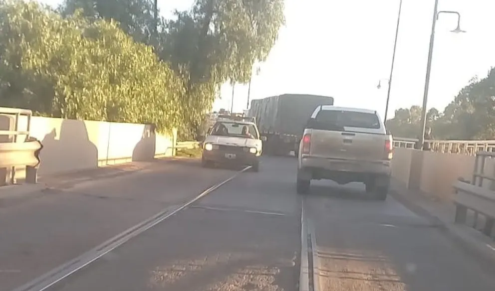 Un camión con acoplado cargado cruzó el Puente Viejo y generó temor entre los automovilistas