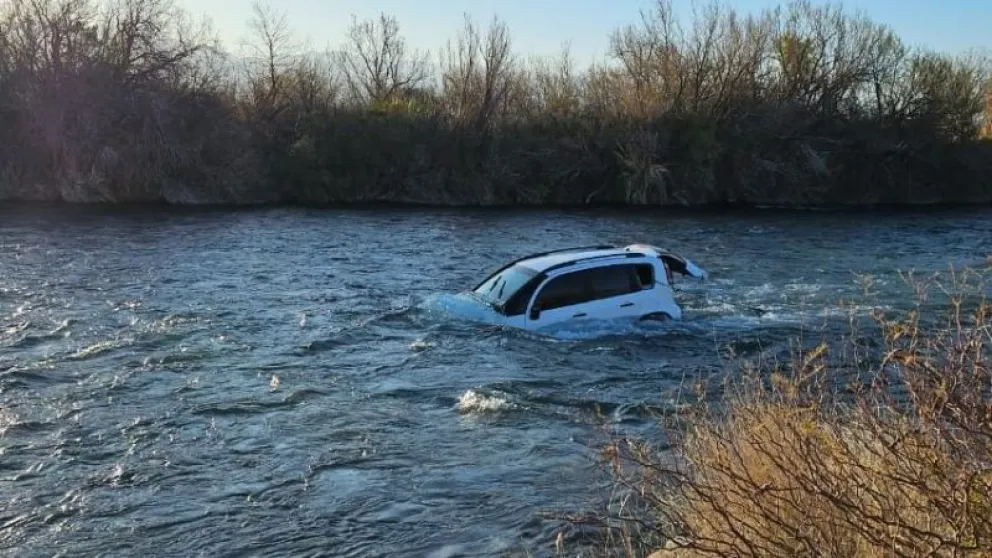 San Juan: dos niños jugaban en el auto de su mamá, pusieron la marcha y terminaron en un río 