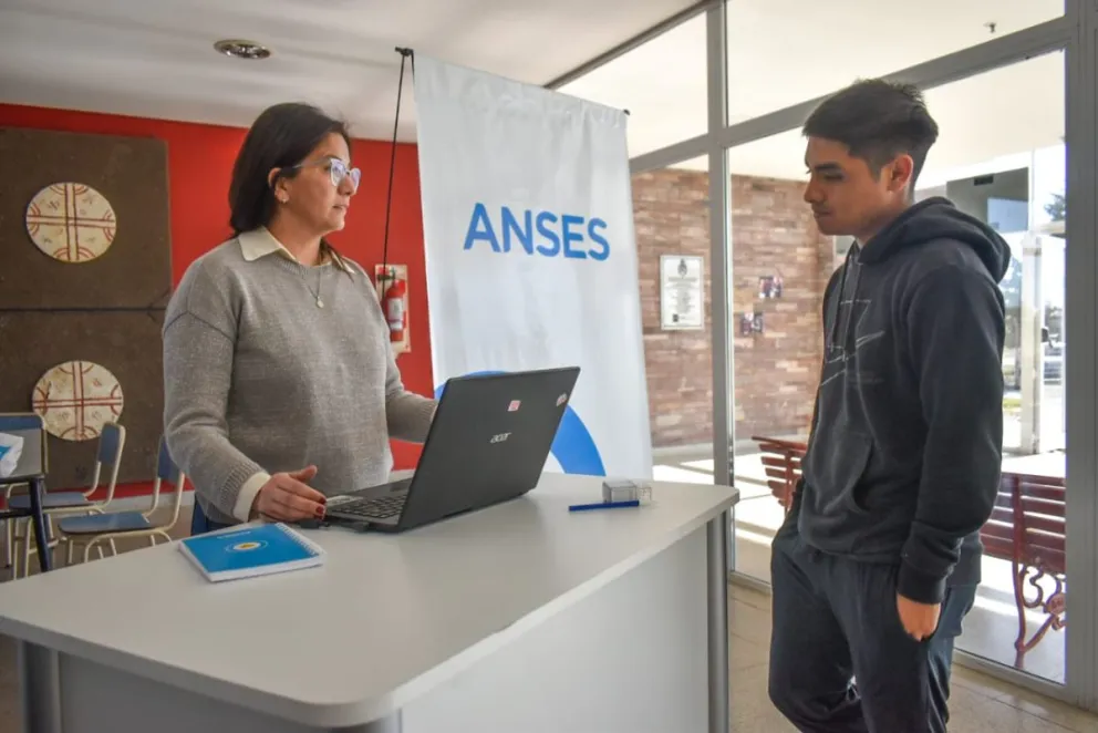 Personal de ANSES Viedma visitó la Universidad de Río Negro para sumar más becas PROGRESAR