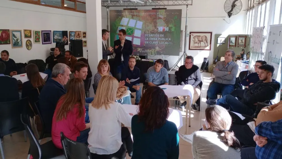 Una veintena de municipios rionegrinos reflexionan en Viedma sobre "la obra pública en clave local"