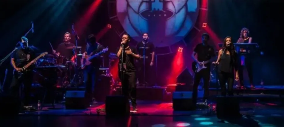 Prisma regresa a la capital provincial presentado temas de “Dark Side of the Moon”