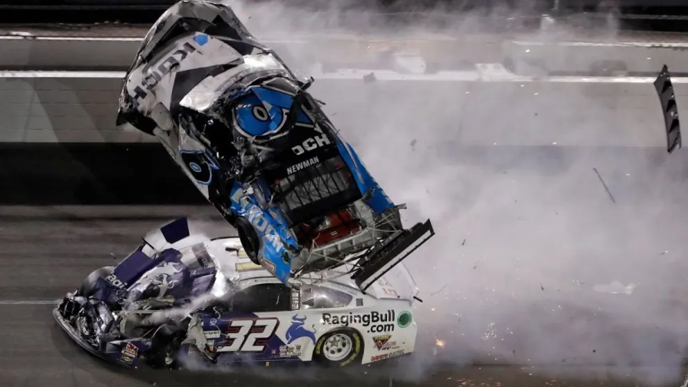 Milagroso accidente en Nascar: piloto dio 10 vueltas en el aire y salió ileso