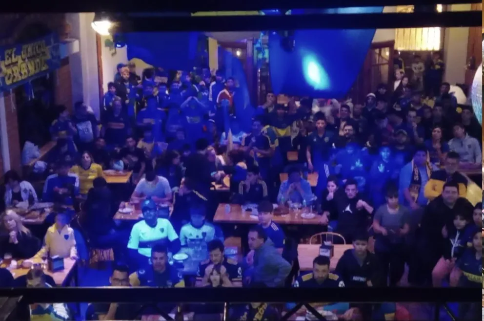 “Un carnaval en pleno invierno”: los Xeneizes de La Comarca se reunieron en el pase a semifinales