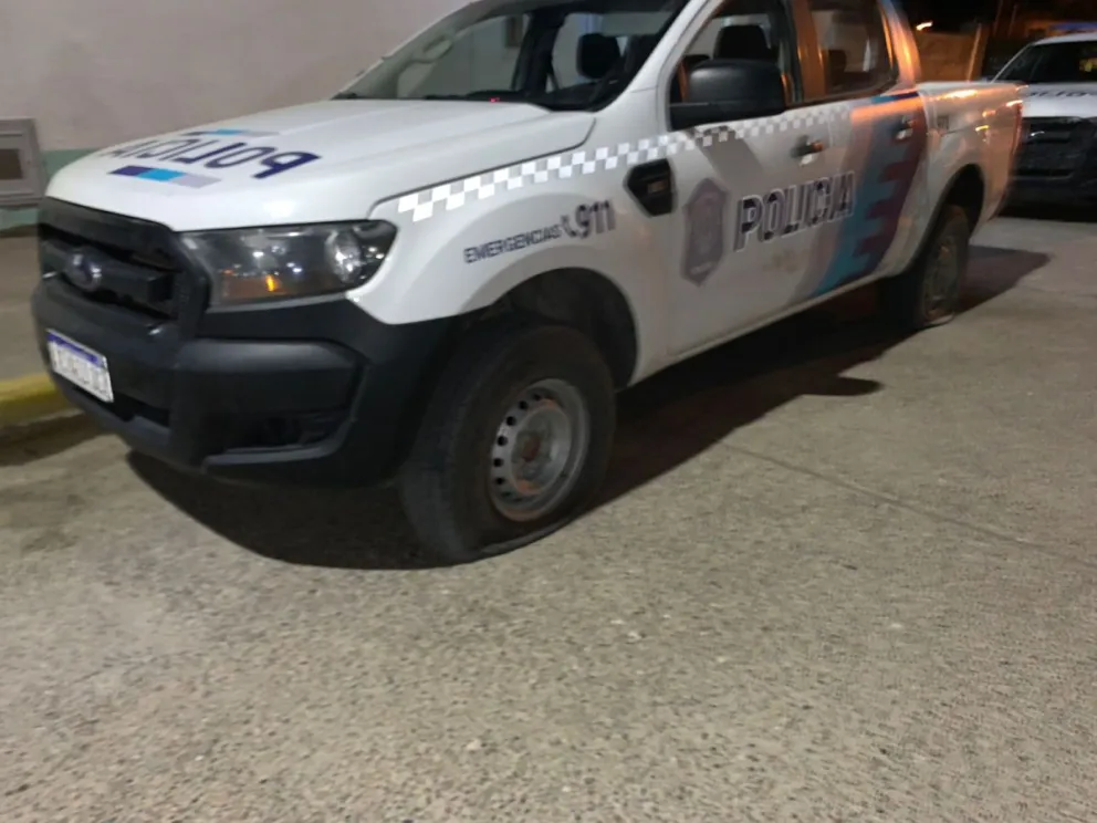 Detuvieron al hombre que amenazó de muerte a una mujer policía y luego tajeó las cubiertas de dos móviles